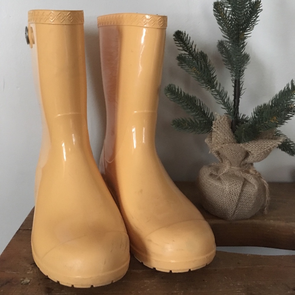 UGG Rain Boot Size 7